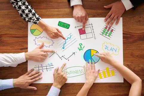 gente-de-negocios-analizando-la-estrategia-empresarial